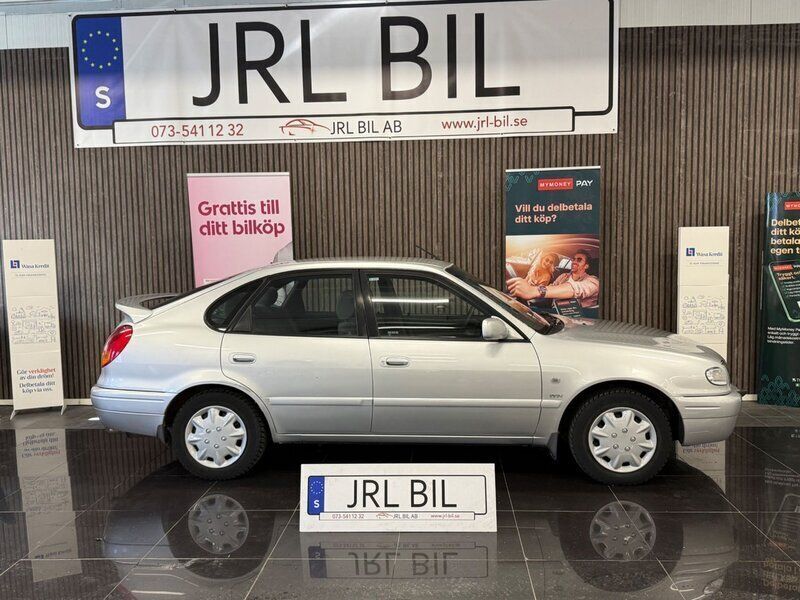 Ljusgrå (grå) Begagnad 2002 Toyota Corolla Halvkombi | 18 900 kr (Bra pris) - Bild 1/4