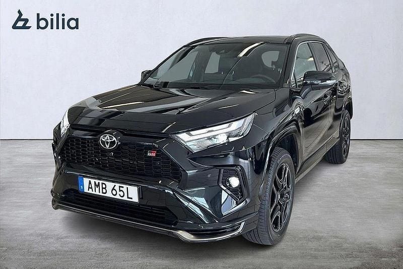 Svart Begagnad 2024 Toyota RAV4 Hybrid Sport SUV | 599 900 kr (Lite dyr) - Bild 1/4