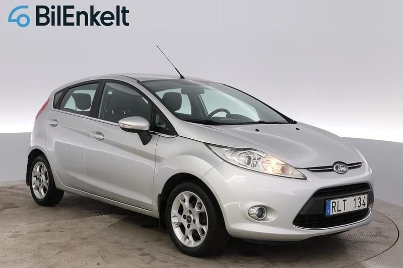 Grå Begagnad 2012 Ford Fiesta Titanium Halvkombi | 58 900 kr (Lite dyr) - Bild 1/4