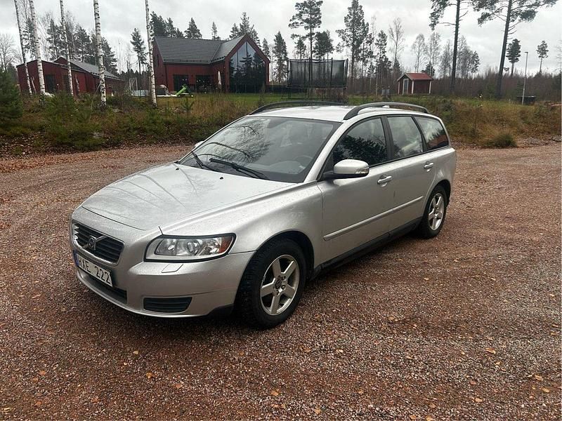 Grå Begagnad 2009 Volvo V50 Kinetic Kombi | 22 000 kr (Dyr) - Bild 1/4