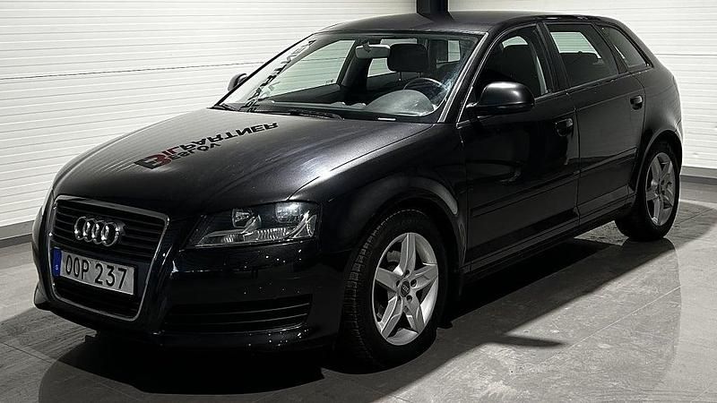 Grå Begagnad 2009 Audi A3 Sportback Attraction Halvkombi | 54 900 kr (Marknadspris) - Bild 1/4