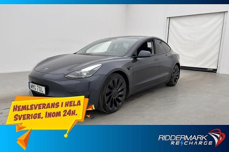 Grå Begagnad 2021 Tesla Model 3 Performance Sedan | 309 700 kr (Marknadspris) - Bild 1/3