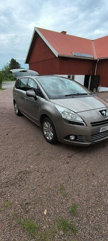 Grå Begagnad 2010 Peugeot 5008 Minibuss | 38 000 kr (Marknadspris) - Bild 1/4