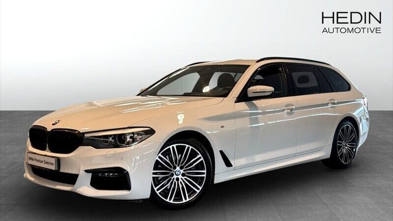 Vit (white) Begagnad 2019 BMW 520 M Sport Kombi | 309 700 kr (Marknadspris) - Bild 1/4