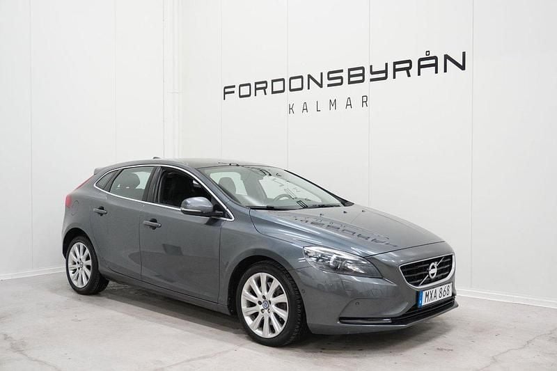 Grå Begagnad 2013 Volvo V40 Momentum Kombi | 129 800 kr (Marknadspris) - Bild 1/4