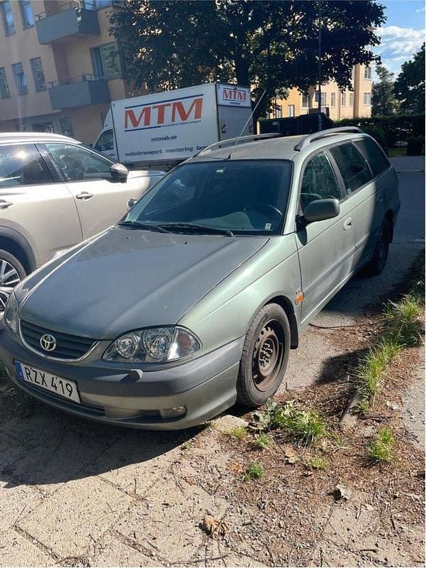 Grön Begagnad 2001 Toyota Avensis Kombi | 14 000 kr (Superpris) - Bild 1/4