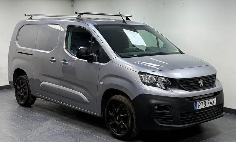 Grå Begagnad 2020 Peugeot Partner Minibuss | 148 900 kr (Bra pris) - Bild 1/4