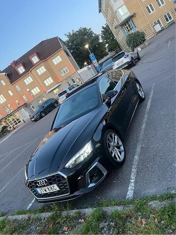 Svart Begagnad 2021 Audi A5 Sportback Comfort Halvkombi | 375 000 kr (Dyr) - Bild 1/4
