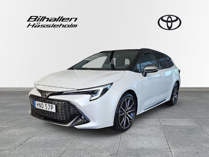 Vit Begagnad 2024 Toyota Corolla Sport Kombi | 369 900 kr (Dyr) - Bild 1/4