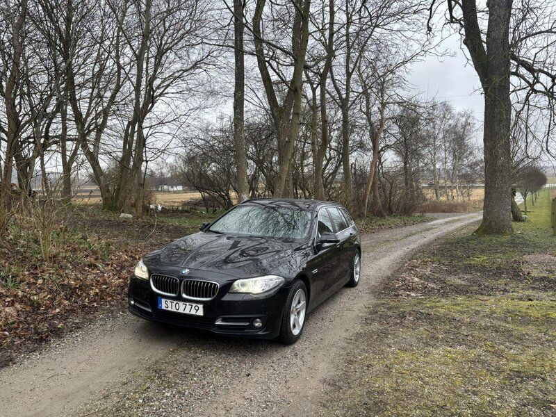 Svart Begagnad 2016 BMW 520 Kombi | 125 000 kr (Marknadspris) - Bild 1/4