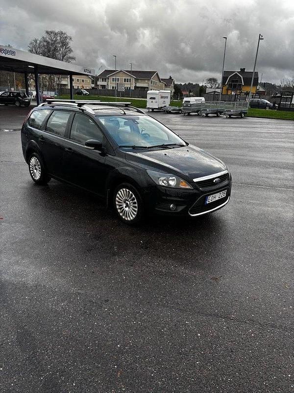 Svart Begagnad 2010 Ford Focus Titanium Kombi | 35 000 kr (Marknadspris) - Bild 1/4