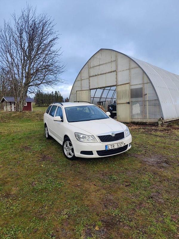 Vit Begagnad 2012 Skoda Octavia Kombi | 45 000 kr - Bild 1/3