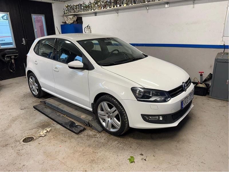 Vit Begagnad 2012 VW Polo Halvkombi | 62 500 kr (Marknadspris) - Bild 1/4