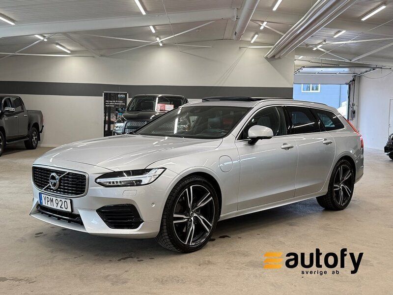 Silver Begagnad 2018 Volvo V90 R-Design Kombi | 309 900 kr (Marknadspris) - Bild 1/4