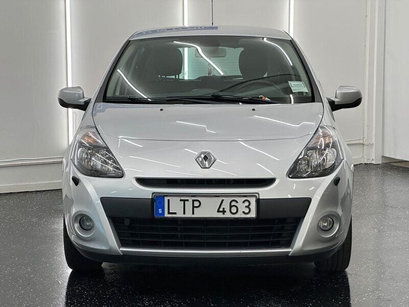 Begagnad Renault Clio R.S. 75 HK (55 kW) 2011 Silver Halvkombi