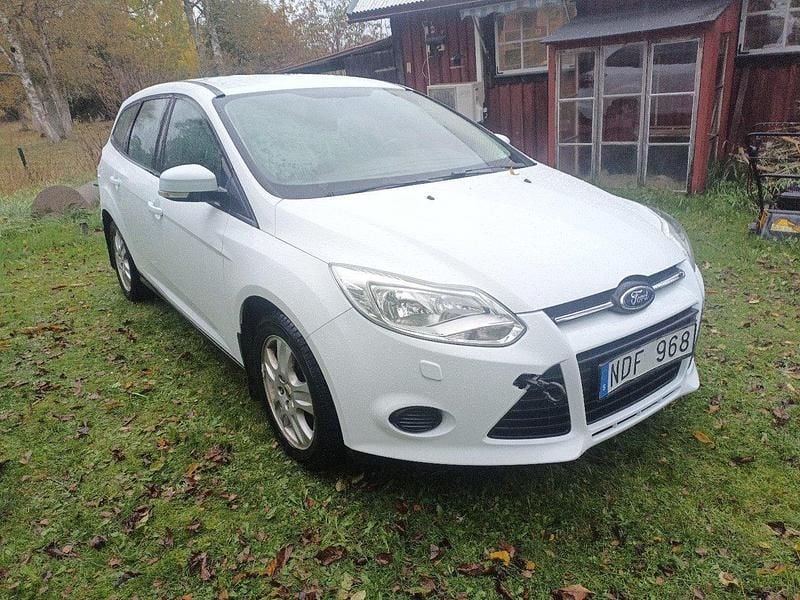 Vit Begagnad 2013 Ford Focus Kombi | 15 000 kr - Bild 1/4
