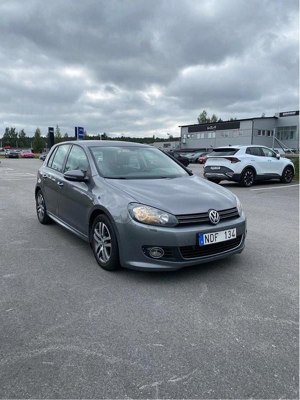 Grå Begagnad 2013 VW Golf VII Halvkombi | 40 000 kr (Superpris) - Bild 1/4