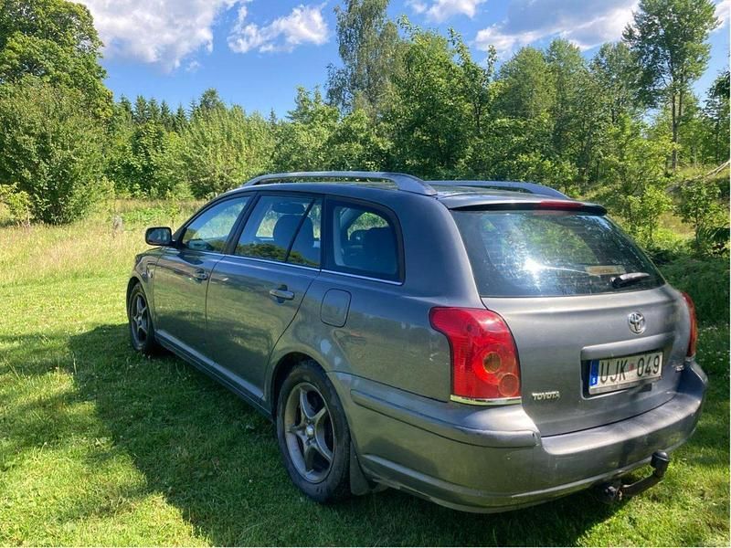 Grå Begagnad 2003 Toyota Avensis Kombi | 20 000 kr (Marknadspris) - Bild 1/4