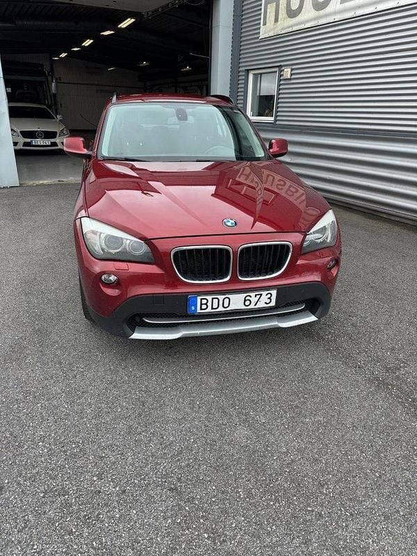 Röd Begagnad 2012 BMW X1 SUV | 62 000 kr (Superpris) - Bild 1/4
