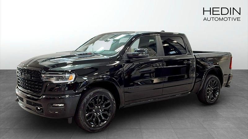 Svart (black) Ny 2025 RAM 1500 Pickup | 1 332 380 kr - Bild 1/4