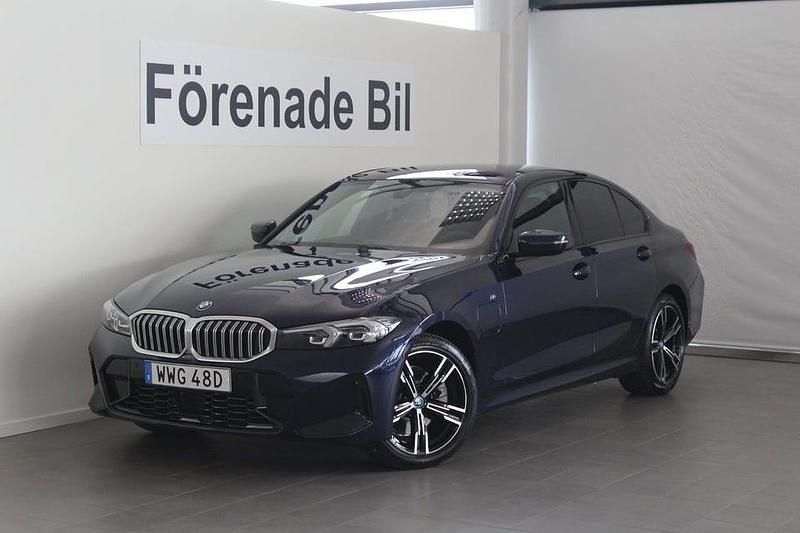 Tanzanite blå metallic Begagnad 2024 BMW 330 M Sport Sedan | 479 000 kr - Bild 1/4