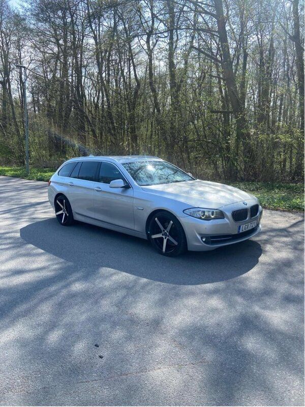 Grå Begagnad 2012 BMW 520 Kombi | 82 000 kr (Marknadspris) - Bild 1/4