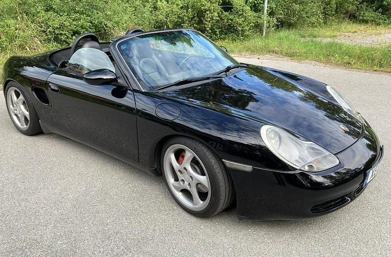 Svart Begagnad 2000 Porsche Boxster S Cab | 199 000 kr (Superpris) - Bild 1/4