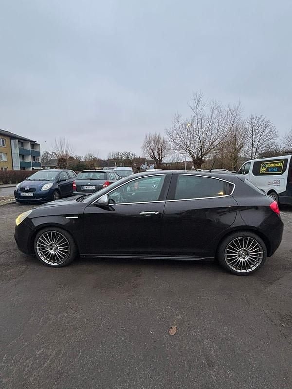 Nero pearl Begagnad 2013 Alfa Romeo Giulietta Halvkombi | 48 000 kr - Bild 1/4