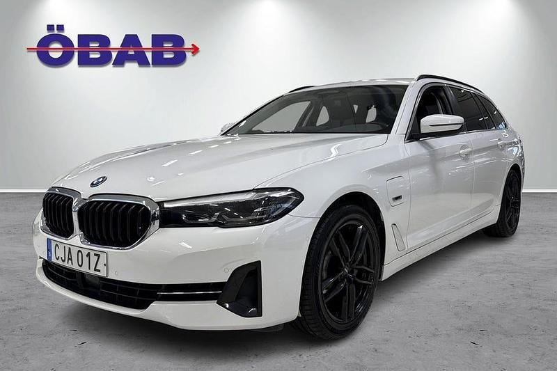 Vit Begagnad 2023 BMW 530 Kombi | 368 900 kr - Bild 1/4