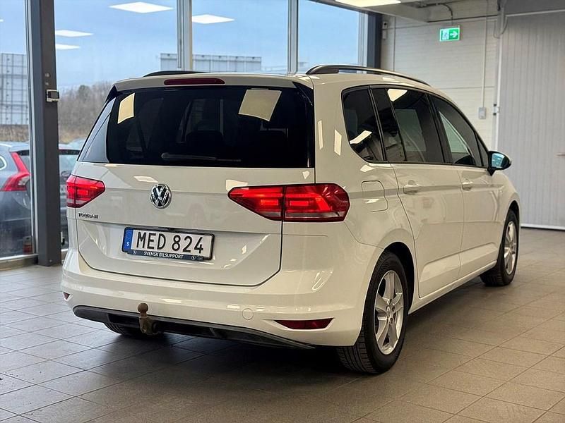 Begagnad VW Touran 112 HK (82 kW) 2016 Vit Minibuss