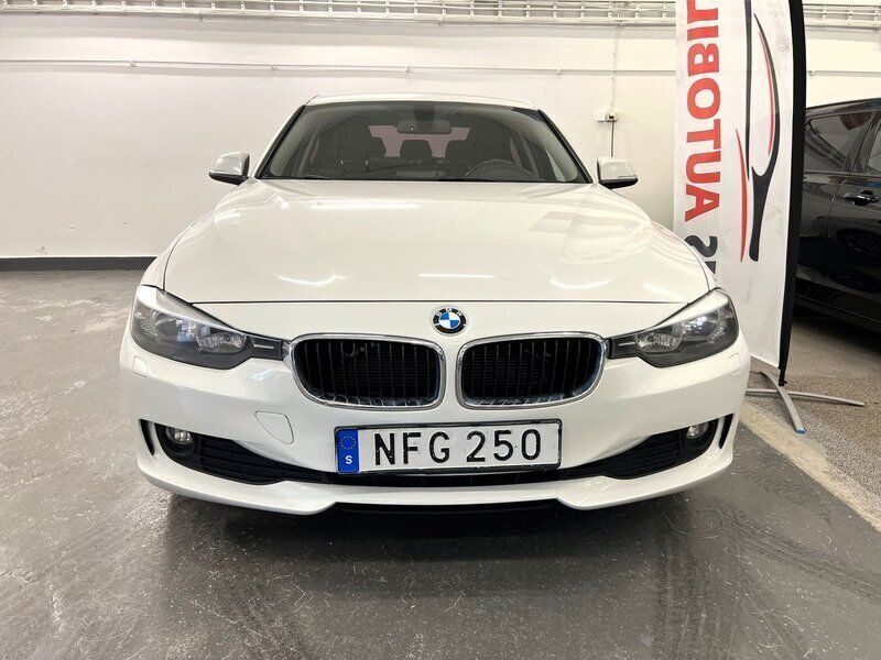 Vit Begagnad 2012 BMW 320 Sedan | 129 900 kr (Lite dyr) - Bild 1/4