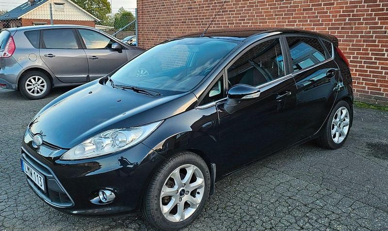 Svart Begagnad 2009 Ford Fiesta Titanium Halvkombi | 59 900 kr (Dyr) - Bild 1/4