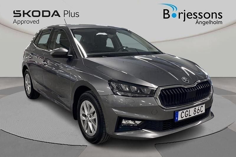 Grå Begagnad 2024 Skoda Fabia Selection Halvkombi | 194 000 kr (Dyr) - Bild 1/4
