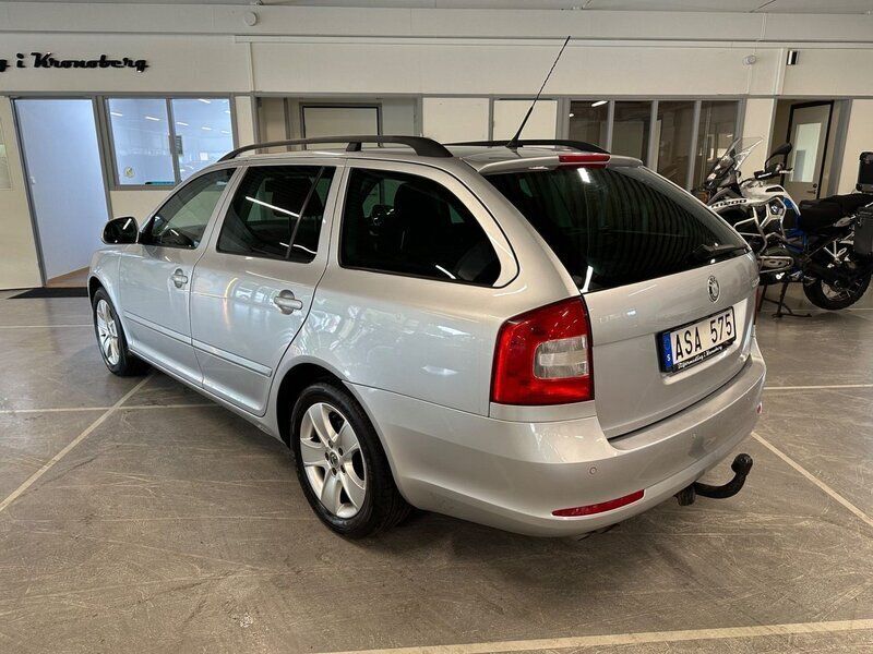 Begagnad Skoda Octavia Elegance 123 HK (90 kW) 2010 Silver Kombi