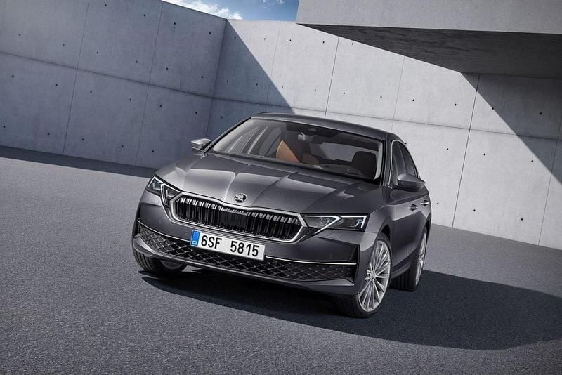 Vit (moon white metallic) Ny 2025 Skoda Octavia Selection Kombi | 339 000 kr (Bra pris) - Bild 1/4