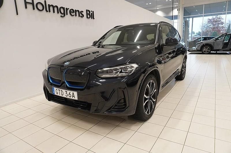 Svart Begagnad 2022 BMW iX3 SUV | 469 900 kr (Marknadspris) - Bild 1/4