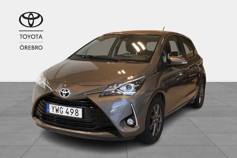 Mörkgrå Begagnad 2017 Toyota Yaris Active Halvkombi | 132 900 kr (Marknadspris) - Bild 1/3