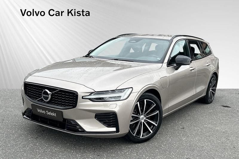 Grå Begagnad 2024 Volvo V60 Plus Kombi | 489 900 kr (Marknadspris) - Bild 1/3