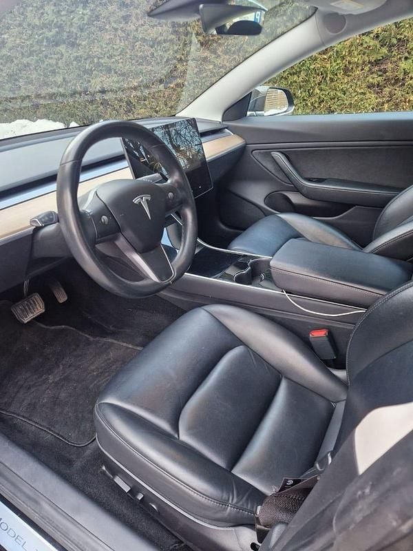 Svart Begagnad 2019 Tesla Model 3 Standard Range Plus Sedan | 225 000 kr - Bild 1/4