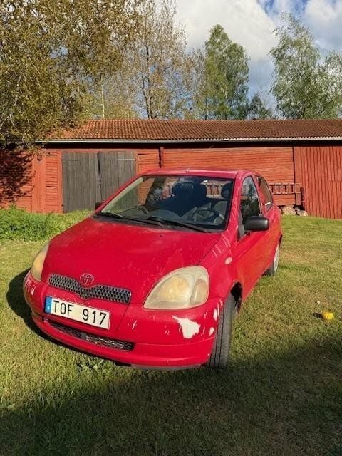 Röd Begagnad 2002 Toyota Yaris Halvkombi | 16 500 kr (Bra pris) - Bild 1/3