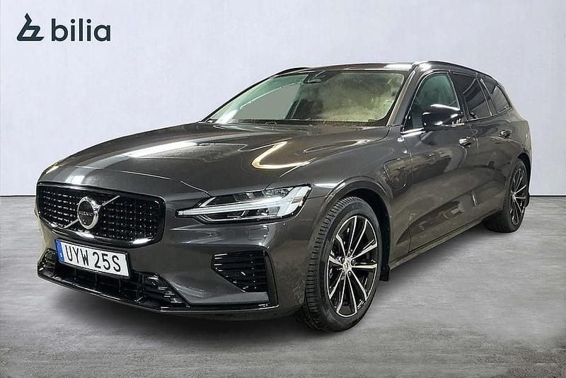 Grå Begagnad 2025 Volvo V60 Plus Kombi | 479 900 kr (Marknadspris) - Bild 1/3
