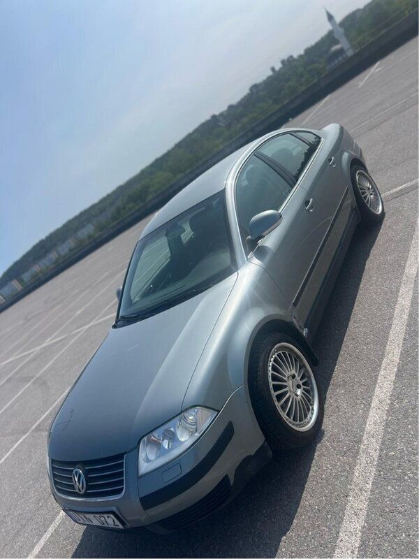Grå Begagnad 2004 VW Passat Sedan | 26 500 kr (Marknadspris) - Bild 1/4