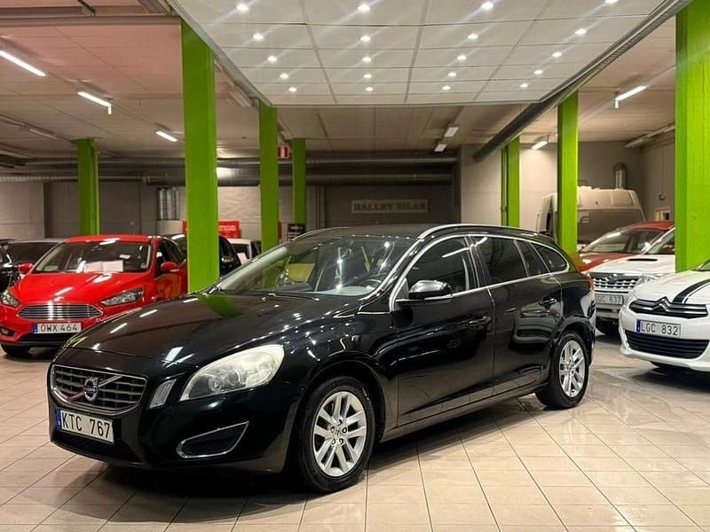 Svart Begagnad 2011 Volvo V60 Momentum Kombi | 64 900 kr (Marknadspris) - Bild 1/4