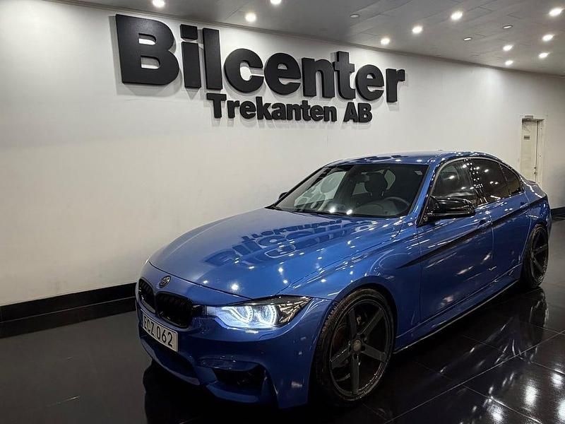 Blå Begagnad 2013 BMW 320 M Sport Sedan | 99 900 kr (Marknadspris) - Bild 1/4