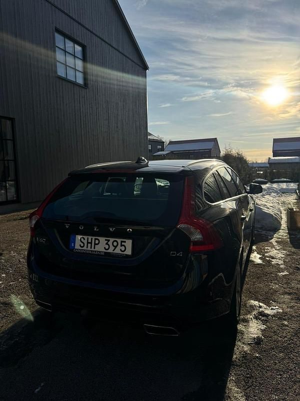 Begagnad 2015 Volvo V60 Kombi | 139 000 kr - Bild 1/4