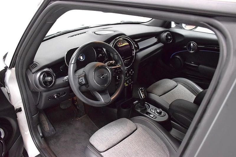 Begagnad Mini Cooper SE Essential 135 kW (184 HK) 2022 Silver Halvkombi