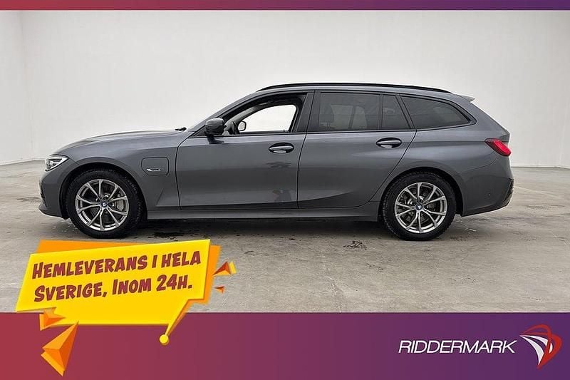 Grå Begagnad 2021 BMW 330e Sport Line Kombi | 239 800 kr (Superpris) - Bild 1/3