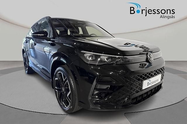 Svart Ny 2025 VW Tiguan R-line SUV | 584 900 kr - Bild 1/4