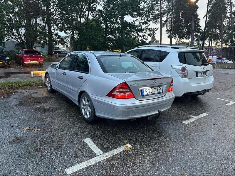 Silver Begagnad 2007 Mercedes C200 Classic Sedan | 40 000 kr (Bra pris) - Bild 1/4