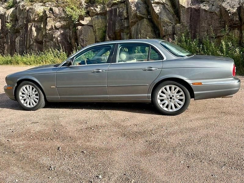 Grå Begagnad 2003 Jaguar XJ Sedan | 129 000 kr (Marknadspris) - Bild 1/4